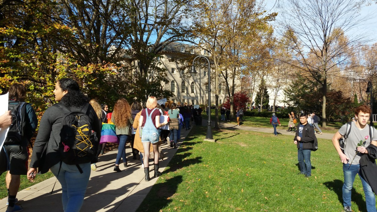 picture of people leaving Old Main and heading towards the HUB